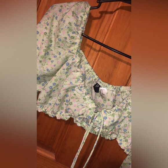 169. Divided H&M Floral Puff Sleeve Crop Top size small - Picture 2 of 2